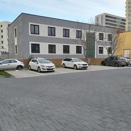Appartement Living Bratislava & Bus Station & Mlynske Nivy Extérieur photo